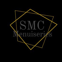 Logo de SMC Menuiseries avec deux losanges jaunes sur fond noir.