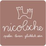 Braunes Logo mit weißem Schloss und der Aufschrift "nicolsche: spielen, lernen, glücklich sein".