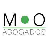 Logo de "MIO Abogados", letras negras con una "i" verde en un círculo, línea verde debajo.