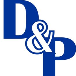 Blaues Logo mit den Buchstaben D, &, P, die ineinander verschlungen sind.