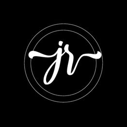 "Schwarzes Logo mit stilisiertem weißen Schriftzug 'jr' in der Mitte von zwei konzentrischen Kreisen."