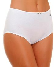 Mujer con ropa interior blanca de tiro alto.