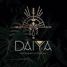 Logo du restaurant et cocktail Daiya avec un design tribal doré sur fond de feuillage sombre.