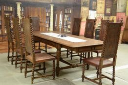 Holztisch mit acht Stühlen in einem Raum voller Bücher. Ein silberner Kerzenständer steht mittig.