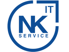 Tennisspieler wirft Ball hoch und bereitet einen Aufschlag vor, vor weißem Hintergrund.