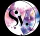Cercle avec aquarelle violette et rose, lettres "S.V." noires au centre.