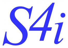 Testo blu "S4i" su sfondo bianco.
