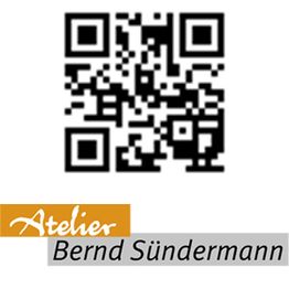 QR-Code mit dem Text "Atelier Bernd Sündermann" darunter auf grauem und orangem Hintergrund.
