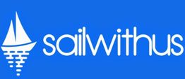 Weißes Segelboot und Text "sailwithus" auf blauem Hintergrund.