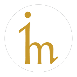 Ein stilisiertes, goldenes "im" in einem weißen Kreis.