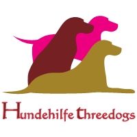 Logo mit drei überlappenden Hunden in Braun- und Pinktönen, Text: "Hundehilfe threedogs".
