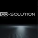 Logo mit Schriftzug "CD-Solution" auf schwarzem Hintergrund, Lichtreflexion am Boden.