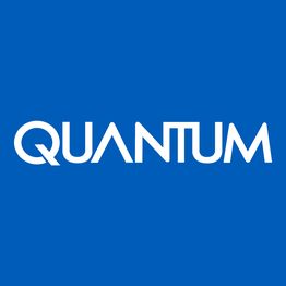 Logo con la palabra "QUANTUM" en blanco sobre fondo azul.