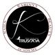 Logo di Karinya Beauty Academy, sfondo nero con testo "Trust Your Style" e farfalla.