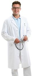 Ein Mann in einem weißen Arztkittel mit Stethoskop lächelt in die Kamera.