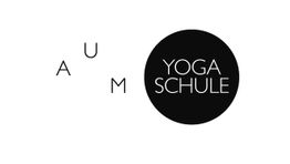 Schwarz-weißes Logo: "AUM Yogaschule" mit verstreutem "AUM" und Kreis um "Yogaschule".