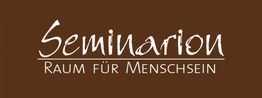 Braunes Logo mit weißem Schriftzug: "Seminarion – Raum für Menschsein".