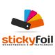 Logo von Stickyfoil mit Farbfächern in Blau, Rot, Orange, Gelb und Text "Werbetechnik & Textildruck".