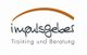 Logo mit Schriftzug "impulsgeber Training und Beratung" und einem braunen Bogen darüber.