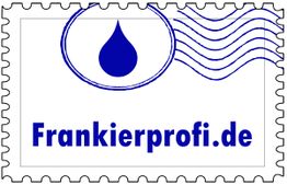 Briefmarke mit blauer Träne, Wellenlinien und der Website "Frankierprofi.de" in Blau.