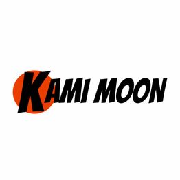 Texto "Kami Moon" en negro con un fondo circular naranja detrás de la letra K.
