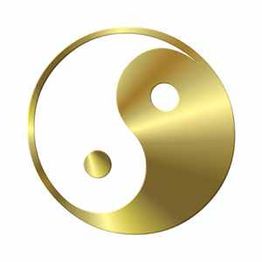 Goldenes Yin-Yang-Symbol mit glänzender Oberfläche auf weißem Hintergrund.