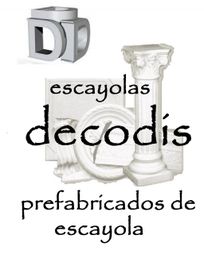 Logotipo de "Decodís" con esculturas de escayola, como columnas y molduras. Texto en negro.