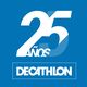 "Logo de Decathlon celebrando 25 años sobre fondo azul."