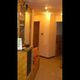 Corridoio interno con illuminazione calda e pareti color crema. Arredamento semplice e accogliente.