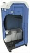 Bagno chimico portatile blu con porta aperta e interni visibili.