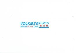 Logo von VOLKMER SANITÄR-TECHNIK GmbH mit blauen Wellen und roten Flammensymbolen.