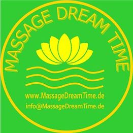 Grünes und gelbes Logo mit Lotusblume, Wellen und der Aufschrift „Massage Dream Time“.