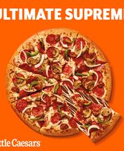 Pizza de pepperoni, champiñones y pimientos sobre fondo naranja con texto "Ultimate Supreme".