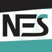 Logo con lettere "NES" in nero su sfondo nero, bianco e verde acqua.