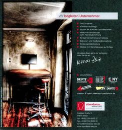 Ein Büro mit einem Schreibtisch, Stuhl und Lampe, daneben Text über Unternehmensdienstleistungen.