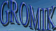 Der Schriftzug "GROMIK" in blauen Buchstaben vor einem blauen Hintergrund.