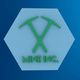 Logo met twee groene houweels en tekst "MINE INC." op een blauwe hexagonale achtergrond.
