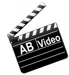 Schwarz-weiße Filmklappe mit der Aufschrift "AB Video" darauf.