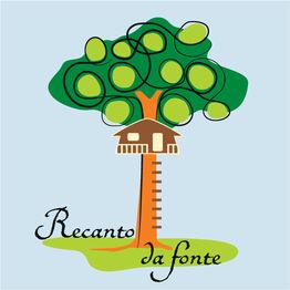 Desenho de uma árvore com uma casa e o texto "Recanto da Fonte" embaixo. fundo azul claro.