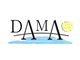 Logo mit dem Text "DAMA", unterstrichen in Blau, gelbe Sonne rechts.