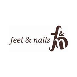 Logo mit Schriftzug "feet & nails" in brauner Schrift auf weißem Hintergrund.