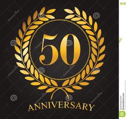 Corona d'alloro dorata con il numero 50 al centro. Testo: "Anniversary". Sfondo nero.