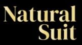 Texto "Natural Suit" en letras doradas sobre fondo negro.