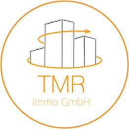 Logo von TMR Immo GmbH: Gebäudeumrisse mit oranger Pfeillinie und Text.