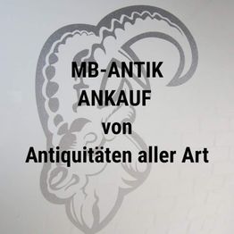 Text auf Glas: "MB-ANTIK ANKAUF von Antiquitäten aller Art" vor einem Logo mit Schafskopf.