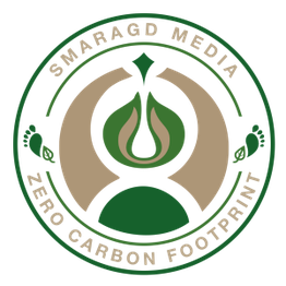 Rundes Logo mit Text: "Smaragd Media, Zero Carbon Footprint" und grünen Blättern.