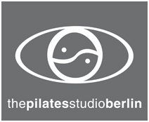 Logo von "thepilatesstudioberlin" mit Yin-Yang-Symbol in einem ovalen Rahmen auf grauem Hintergrund.