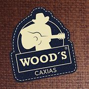 Logo da Wood's Caxias: silhueta de cowboy tocando violão sobre fundo marrom.