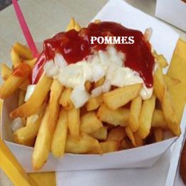 Pommes in einer Schale mit Ketchup und Mayo.