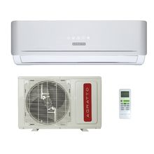 Ar-condicionado split branco com unidade externa e controle remoto.